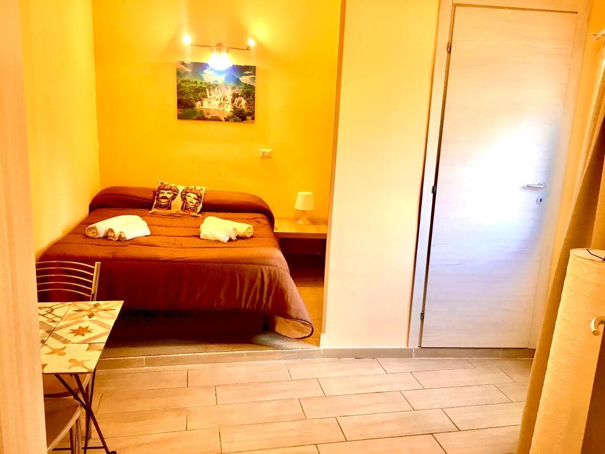 Al Centro Di Tutto Hotel Catania Exterior photo